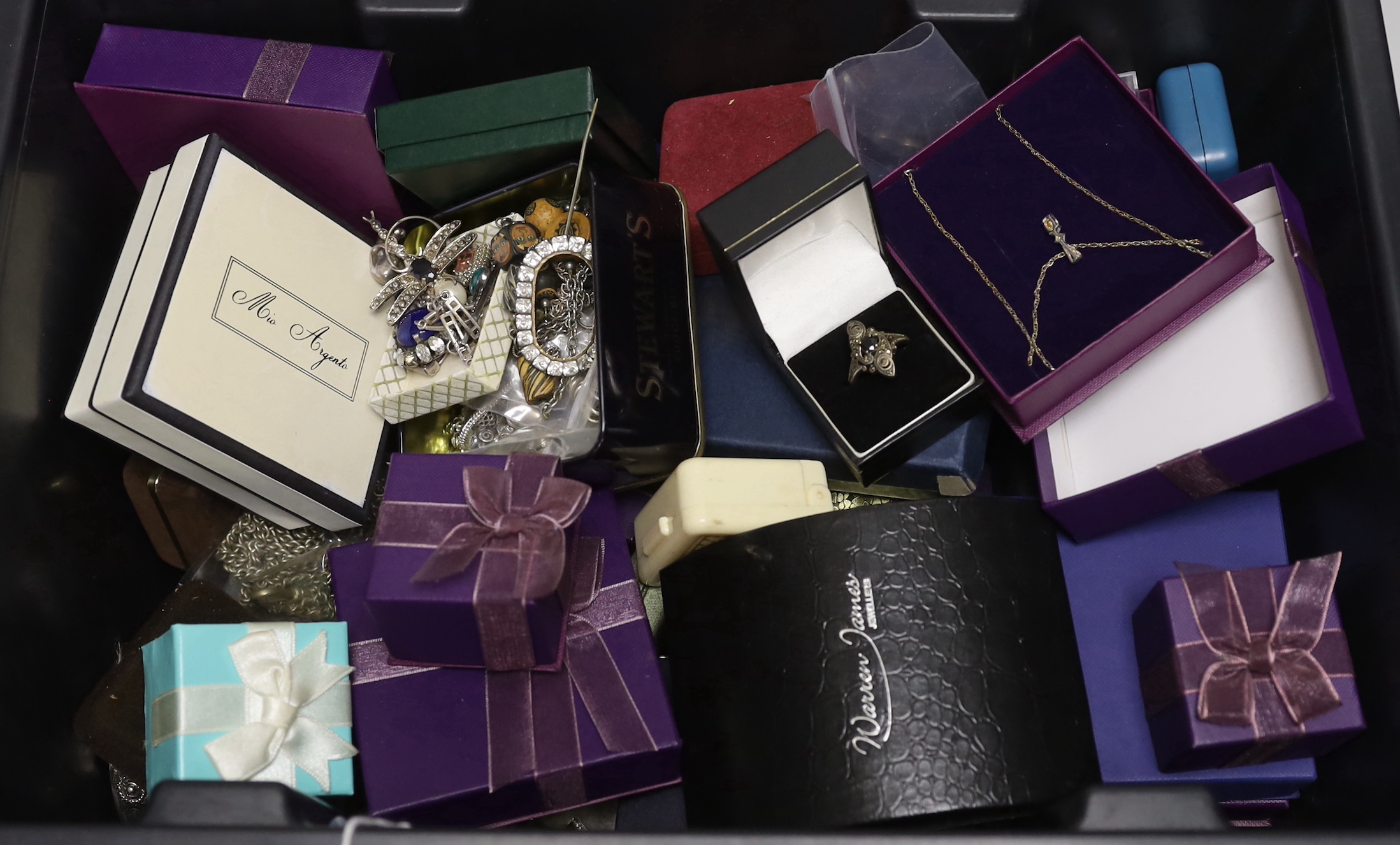 A large quantity of assorted 925 and mainly costume jewellery.